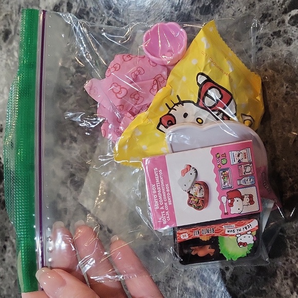 Miniverse Make It Mini Food Hello Kitty Bento Box - Picture 4 of 4